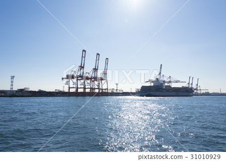 Honmoku's gantry crane and container ship Honmoku's gantry crane and container ship 31010929