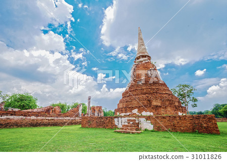 Ruins of buddha statues and pagoda of Wat Mahathat in Ayutthaya 31011826