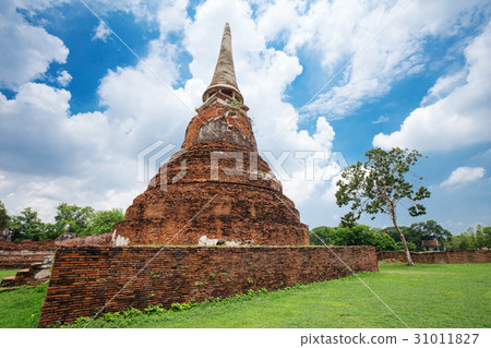 Ruins of buddha statues and pagoda of Wat Mahathat in Ayutthaya 31011827