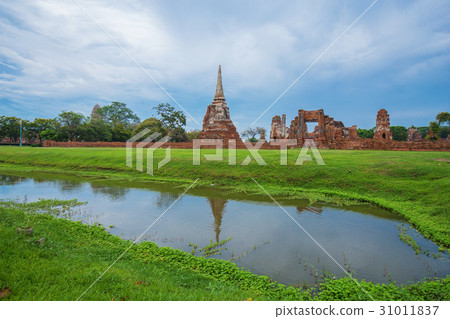 Ruins of buddha statues and pagoda of Wat Mahathat in Ayutthaya 31011837