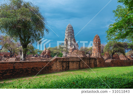 Ruins of buddha statues and pagoda of Wat Ratcha Burana in Ayutt 31011843