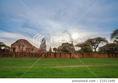 Ruins of buddha statues and pagoda of Wat Ratcha Burana in Ayutt Ruins of buddha statues and pagoda of Wat Ratcha Burana in Ayutt 31011846