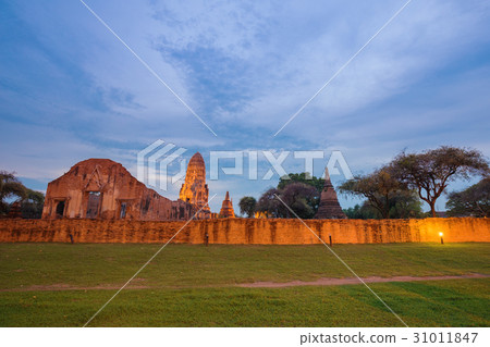 Ruins of buddha statues and pagoda of Wat Ratcha Burana in Ayutt Ruins of buddha statues and pagoda of Wat Ratcha Burana in Ayutt 31011847