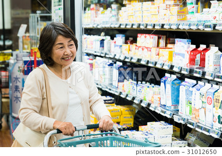 在超市購物的女高管 在超市購物的女高管 31012650