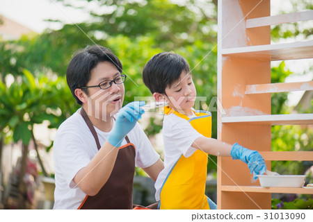 Asian father and son painting wooden shelf Asian father and son painting wooden shelf 31013090