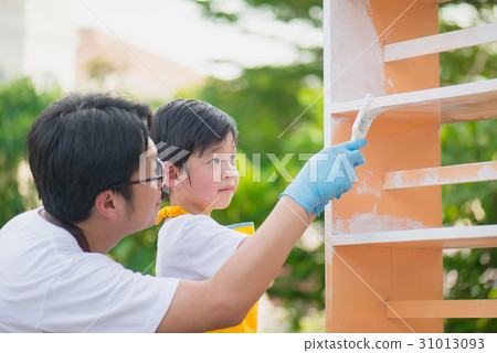 Asian father and son painting wooden shelf  31013093