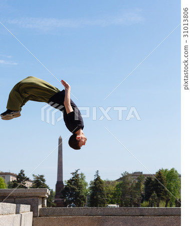 Parkour in the city 31013806