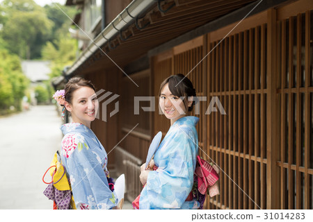 走在浴衣的婦女 31014283