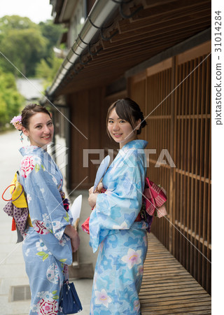 法國婦女走路和日本婦女 法國婦女走路和日本婦女 31014284