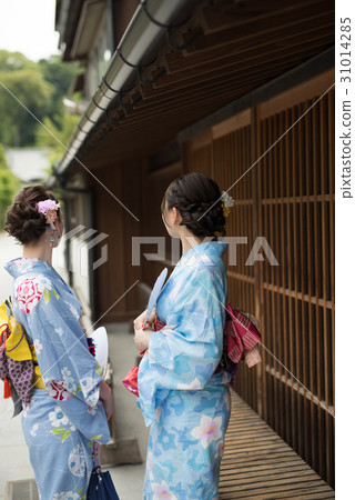 法國婦女走路和日本婦女 31014285