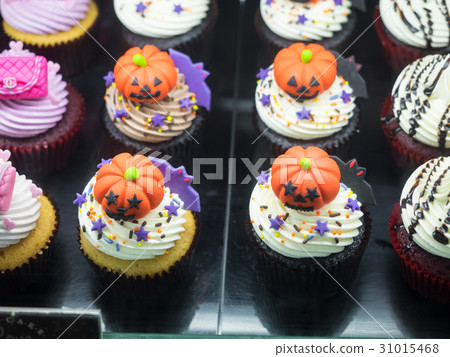 Fancy halloween cupcakes 31015468