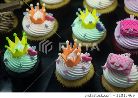 Fancy halloween cupcakes 31015469