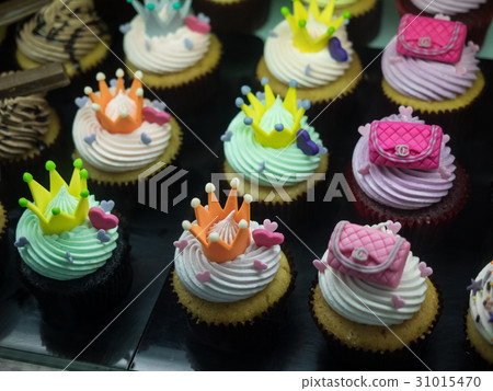 Fancy halloween cupcakes 31015470