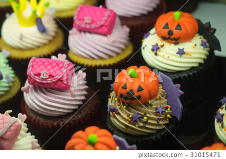 Fancy halloween cupcakes 31015471
