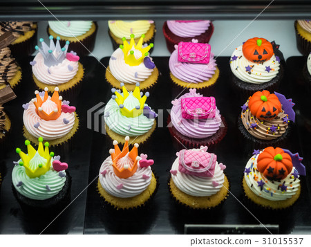 Fancy halloween cupcakes 31015537