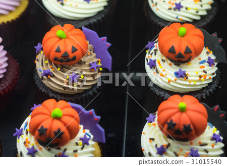 Fancy halloween cupcakes 31015540