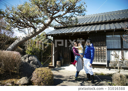 生活在一個國家和父母一起生活 生活在一個國家和父母一起生活 31016388