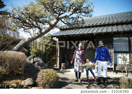 Living in a country Living together parents and children 31016390