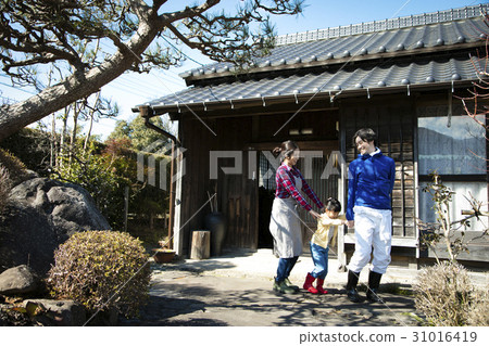 生活在一個國家和父母一起生活 生活在一個國家和父母一起生活 31016419