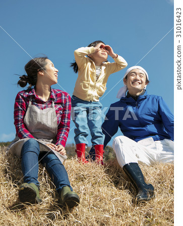 放鬆在鄉村生活方式通行證的家庭 31016423