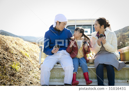 Country living family eating lunch Country living family eating lunch 31016431