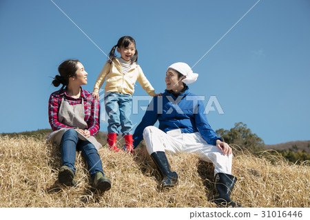 放鬆在鄉村生活方式通行證的家庭 31016446