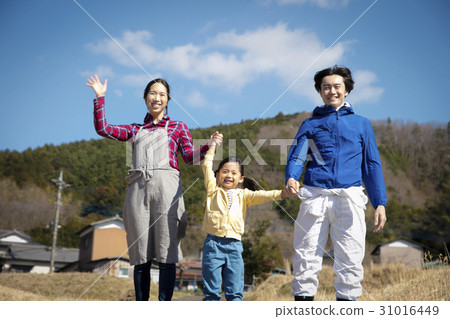 生活在鄉下的父母和孩子散步 31016449