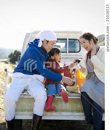 Country living family eating lunch 31016513