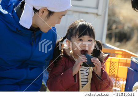 Country living family eating lunch 31016531