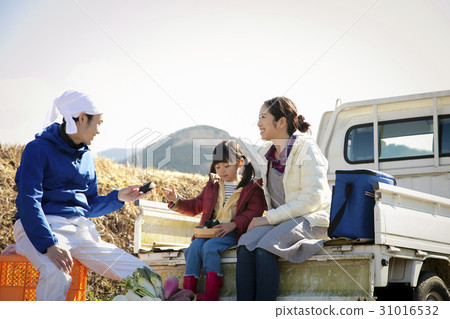 Country living family eating lunch Country living family eating lunch 31016532