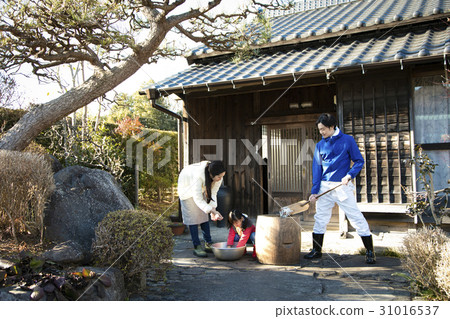 A family living in a country life with mochi 31016537