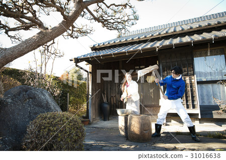 A family living in a country life with mochi 31016638