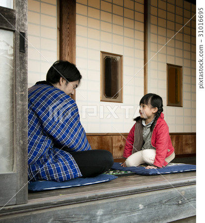 在農村生活的家庭生活 在農村生活的家庭生活 31016695