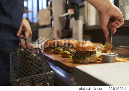 Hamburger shop kitchen 31016914