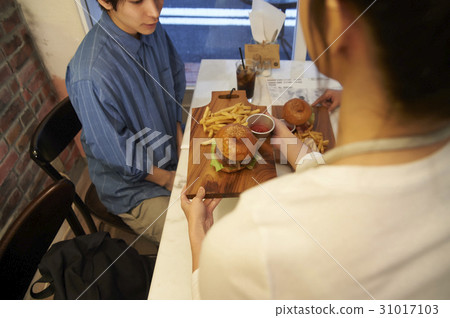 A couple who came to a hamburger shop A couple who came to a hamburger shop 31017103