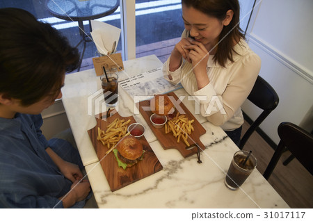 A couple who came to a hamburger shop A couple who came to a hamburger shop 31017117