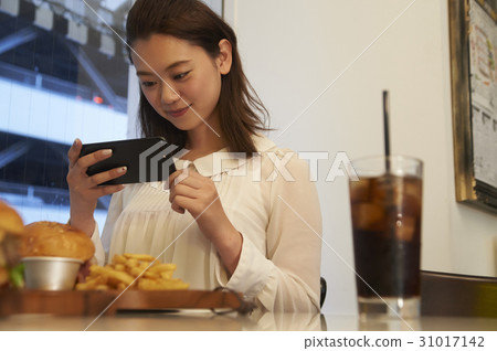 A woman who came to a hamburger shop 31017142