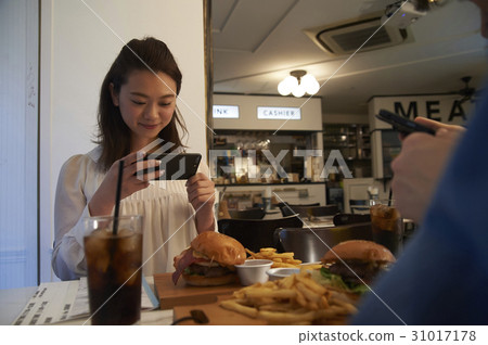 A couple who came to a hamburger shop 31017178