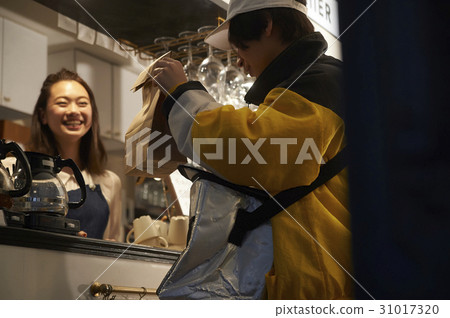 Delivery person of hamburger shop 31017320