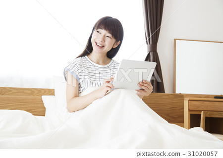 Female Tablet Bedroom Net Shopping Mail Order Game SNS Lifestyle Female Tablet Bedroom Net Shopping Mail Order Game SNS Lifestyle 31020057