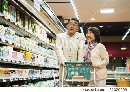 Senior couple shopping at supermarkets Senior couple shopping at supermarkets 31020969