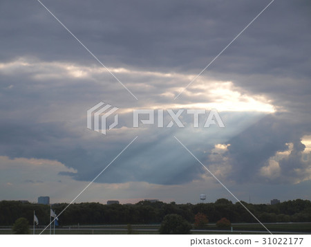 天明光線從雲層湧入大陸 天明光線從雲層湧入大陸 31022177