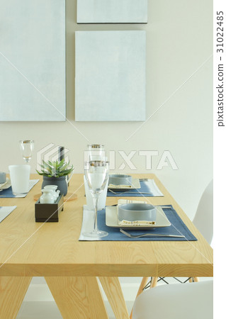 Ceramic ware dining set on wooden dining table 31022485