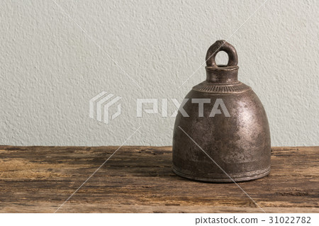 vintage cow bell on old wooden surface 31022782