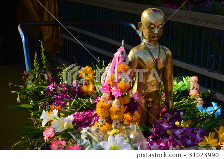 water pouring to Buddha statue water pouring to Buddha statue 31023990
