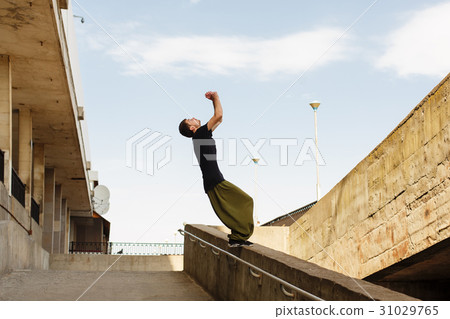 Parkour in the city 31029765