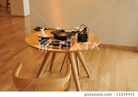 在桌子上 31034455