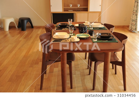 在桌子上 31034456