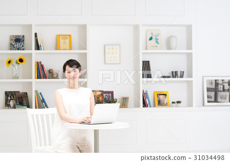一位年輕女士(個人電腦) 一位年輕女士(個人電腦) 31034498