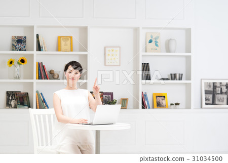 一位年輕女士(個人電腦) 一位年輕女士(個人電腦) 31034500